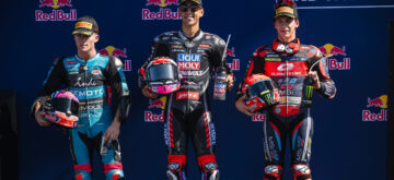 En Moto2 (moteurs Triumph), la pole du Grand Prix de Misano et de la Riviera di Rimini revient à Senna Agius (team Liqui Moly Dynavolt Intact, châssis Kalex), devant Daniel Holgado (team CFMOTO Aspara European Privilege, Kalex) et Angel Piqueras (QJ Motor – Green Power – MSI, Kalex); le leader du championnat Manuel Gonzalez (team Intact) se classe 5ème