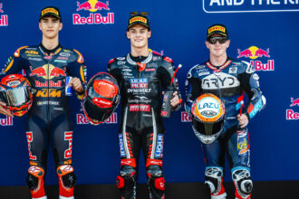 David Almansa (team Liqui Moly Dynavolt Intact, KTM, numéro 22) décroche la pole Moto3 au Grand Prix de Misano et de la Riviera di Rimini, devant Brian Uriarte (team Red Bull KTM Ajo) et Joel Kelso (team GRYD, Honda); le leader du championnat Maximo Quiles (team CFMOTO Gaviota Aspar, KTM) se classe 5ème