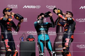 Maximo Quiles (team CFMOTO Gaviota Aspar, KTM) remporte le Grand Prix d&rsquo;Autriche en Moto3, devant les deux équipiers du team Red Bull KTM Ajo Brian Uriarte et Alvaro Carpe; le poleman David Almansa (team Liqui Moly Dynavolt Intact, KTM) s&rsquo;est crashé alors qu&rsquo;il menait la course devant Quiles