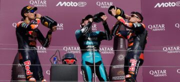 Maximo Quiles (team CFMOTO Gaviota Aspar, KTM) remporte le Grand Prix d&rsquo;Autriche en Moto3, devant les deux équipiers du team Red Bull KTM Ajo Brian Uriarte et Alvaro Carpe; le poleman David Almansa (team Liqui Moly Dynavolt Intact, KTM) s&rsquo;est crashé alors qu&rsquo;il menait la course devant Quiles