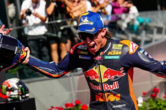 Pedro Acosta (KTM, numéro 37) a enfin décroché sa première victoire en MotoGP dans un Grand Prix, en s&rsquo;imposant à celui d&rsquo;Autriche; il a notamment battu les pilotes Aprilia Jorge Martin (numéro 89) et Marco Bezzecchi (72), qui complètent le podium; Martin en profite pour prendre un peu d&rsquo;avance au classement du championnat, son rival le plus proche, Marc Marquez (Ducati, 93), n&rsquo;ayant pu faire mieux que 5ème; la 4ème place a été prise par Ai Ogura (team satellite Superfile Trackhouse, Aprilia), et la 6ème par Brad Binder (KTM)