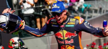 Pedro Acosta (KTM, numéro 37) a enfin décroché sa première victoire en MotoGP dans un Grand Prix, en s&rsquo;imposant à celui d&rsquo;Autriche; il a notamment battu les pilotes Aprilia Jorge Martin (numéro 89) et Marco Bezzecchi (72), qui complètent le podium; Martin en profite pour prendre un peu d&rsquo;avance au classement du championnat, son rival le plus proche, Marc Marquez (Ducati, 93), n&rsquo;ayant pu faire mieux que 5ème; la 4ème place a été prise par Ai Ogura (team satellite Superfile Trackhouse, Aprilia), et la 6ème par Brad Binder (KTM)