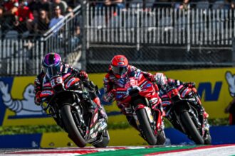 Parti de la pole, bousculé au premier virage par Marc Marquez (Ducati, 93) jusqu&rsquo;à la septième place, Jorge Martin (Aprilia, 89) remonte et gagne la course Sprint du Grand Prix d&rsquo;Autriche, profitant d&rsquo;une erreur du leader Pedro Acosta (KTM), devant Marc Marquez et Marco Bezzecchi (Aprilia, 72); 4ème place pour Ai Ogura (Trackhouse Aprilia), de retour de blessure, devant Alex Marquez (Gresini, Ducati), Francesco Bagnaia (Ducati), Johann Zarco (LCR Honda), Fermin Aldeguer (Gresini) et Brad Binder (KTM)