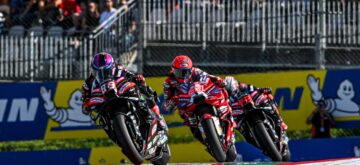 Parti de la pole, bousculé au premier virage par Marc Marquez (Ducati, 93) jusqu&rsquo;à la septième place, Jorge Martin (Aprilia, 89) remonte et gagne la course Sprint du Grand Prix d&rsquo;Autriche, profitant d&rsquo;une erreur du leader Pedro Acosta (KTM), devant Marc Marquez et Marco Bezzecchi (Aprilia, 72); 4ème place pour Ai Ogura (Trackhouse Aprilia), de retour de blessure, devant Alex Marquez (Gresini, Ducati), Francesco Bagnaia (Ducati), Johann Zarco (LCR Honda), Fermin Aldeguer (Gresini) et Brad Binder (KTM)