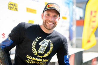 Au Lédenon, le Suisse et pilote ActuMoto.ch Grégory Monaya (numéro 2, Yamaha) finit deuxième de la course 1 en catégories 1000 et Production 1000, et premier de la course 2, ce qui lui permet d&rsquo;ores et déjà de devenir champion français de ces deux classes, à l&rsquo;avant-dernier round de la coupe