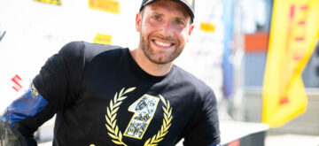 Au Lédenon, le Suisse et pilote ActuMoto.ch Grégory Monaya (numéro 2, Yamaha) finit deuxième de la course 1 en catégories 1000 et Production 1000, et premier de la course 2, ce qui lui permet d&rsquo;ores et déjà de devenir champion français de ces deux classes, à l&rsquo;avant-dernier round de la coupe