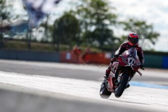 Nicolo Bulega (Ducati, numéro 11), l&rsquo;actuel leader du championnat Superbike, s&rsquo;impose dans une course 1 interrompue sur drapeau rouge, puis redémarrée à Magny-Cours, après avoir décroché la pole; son coéquipier Iker Lecuona termine 2ème, et Sam Lowes (team Marc VDS, Ducati) 3ème