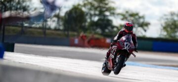 Nicolo Bulega (Ducati, numéro 11), l&rsquo;actuel leader du championnat Superbike, s&rsquo;impose dans une course 1 interrompue sur drapeau rouge, puis redémarrée à Magny-Cours, après avoir décroché la pole; son coéquipier Iker Lecuona termine 2ème, et Sam Lowes (team Marc VDS, Ducati) 3ème