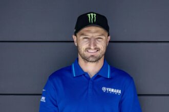 L&rsquo;Australien Jack Miller quitte le MotoGP et le team Pramac (Yamaha) à la fin de la saison 2026 pour rejoindre le team Yamaha officiel en mondial Superbike, où il sera le nouveau coéquipier d&rsquo;Andrea Locatelli; chez Pramac, il sera remplacé par le pilote Pramac Izan Guevara, actuellement un des prétendants au titre Moto2