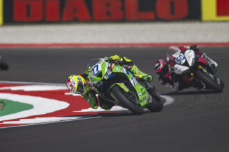 Le pilote Kawasaki Jeremy Alcoba (numéro 52), parti de la pole à Cremone, a gagné la course 1 samedi, devant le leader du championnat Albert Arenas (Yamaha) et Filippo Farioli (Yamaha); Valentin Debise (ZXMoto, 2ème du championnat) a fini 4ème, et le Suisse Dominique Aegerter (numéro 77), coéquipier d&rsquo;Alcoba, 9ème
