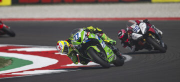 Le pilote Kawasaki Jeremy Alcoba (numéro 52), parti de la pole à Cremone, a gagné la course 1 samedi, devant le leader du championnat Albert Arenas (Yamaha) et Filippo Farioli (Yamaha); Valentin Debise (ZXMoto, 2ème du championnat) a fini 4ème, et le Suisse Dominique Aegerter (numéro 77), coéquipier d&rsquo;Alcoba, 9ème
