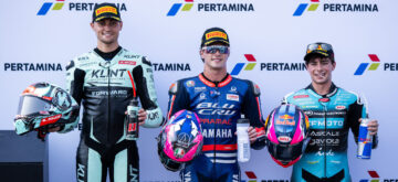En Moto2 (moteurs Triumph), Izan Guevara (team Blu Cru Pramac Yamaha, châssis Boscoscuro), le rival de Manuel Gonzalez (team Liqui Moly Dynavolt Intact, châssis Kalex) pour le titre, prend la pole du Grand Prix d&rsquo;Indonésie, devant Alex Escrig (Klint Racing, châssis Forward) et David Alonso (CFMOTO Aspar, Kalex); Gonzalez est 10ème sur la grille de départ