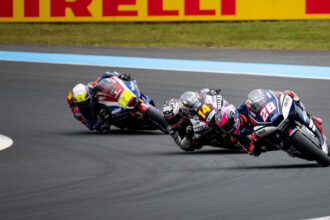 En Moto2 (moteurs Triumph), Izan Guevara (team Blu Cru Pramac Yamaha, châssis Boscoscuro, numéro 28) a remporté le Grand Prix du Japon devant Tony Arbolino (Reds Fantic Racing, Kalex, 14) et Filip Salac (OnlyFans American Racing, Kalex, 12); le leader du championnat Manuel GOnzalez (Liqui Moly Dynavolt intact, Kalex) a dû partir depuis les stands après un problème d’embrayage sur la grille de départ, et il marque zéro point; son avantage sur Guevara n&rsquo;est plus que de 10,5 points