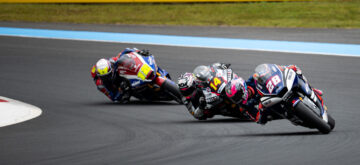 En Moto2 (moteurs Triumph), Izan Guevara (team Blu Cru Pramac Yamaha, châssis Boscoscuro, numéro 28) a remporté le Grand Prix du Japon devant Tony Arbolino (Reds Fantic Racing, Kalex, 14) et Filip Salac (OnlyFans American Racing, Kalex, 12); le leader du championnat Manuel GOnzalez (Liqui Moly Dynavolt intact, Kalex) a dû partir depuis les stands après un problème d’embrayage sur la grille de départ, et il marque zéro point; son avantage sur Guevara n&rsquo;est plus que de 10,5 points