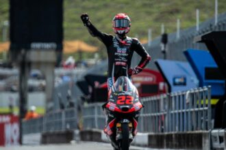 David Almansa (team Liqui Moly Dynavolt Intact,  KTM, numéro 22) a remporté la victoire au finish Moto3 du Grand Prix du Japon, devant le leader du championnat Maximo Quiles (CFMOTO Aspar, KTM) et Brian Uriarte (Red Bull KTM Ajo)
