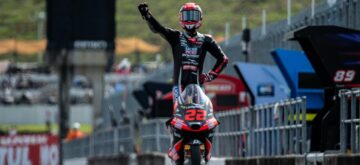 David Almansa (team Liqui Moly Dynavolt Intact,  KTM, numéro 22) a remporté la victoire au finish Moto3 du Grand Prix du Japon, devant le leader du championnat Maximo Quiles (CFMOTO Aspar, KTM) et Brian Uriarte (Red Bull KTM Ajo)