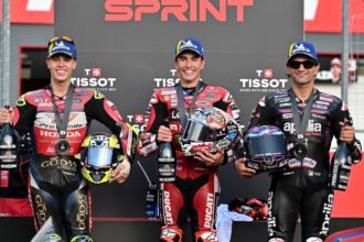 Parti de la deuxième position sur la grille de départ, Marc Marquez (Ducati) a remporté la course Sprint du Grand Prix du Japon; Jorge Martin (Aprilia) est arrivé deuxième devant Enea Bastianini (Tech3, KTM), mais tous deux ont reçu une pénalité pour avoir dépassé les limites de la piste et c&rsquo;est Diogo Moreira (LCR Honda) qui prend la deuxième place, devant Martin; Pedro Acosta, 3ème sur la grille de départ, achuté lors d&rsquo;un contact avec un autre pilote au premier tour