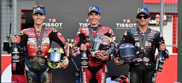 Parti de la deuxième position sur la grille de départ, Marc Marquez (Ducati) a remporté la course Sprint du Grand Prix du Japon; Jorge Martin (Aprilia) est arrivé deuxième devant Enea Bastianini (Tech3, KTM), mais tous deux ont reçu une pénalité pour avoir dépassé les limites de la piste et c&rsquo;est Diogo Moreira (LCR Honda) qui prend la deuxième place, devant Martin; Pedro Acosta, 3ème sur la grille de départ, achuté lors d&rsquo;un contact avec un autre pilote au premier tour