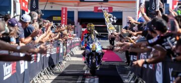Tom Booth-Amos (Triumph) a remporté la première course à Estoril, devant son coéquipier Oliver Bayliss et Jeremy Alcoba (Kawasaki); Albert Arenas (AS Blu Cru Racing, Yamaha), 4ème, décroche le titre de champion; le Suisse Dominique Aegerter (Kawasaki) a chuté à 5 tours de la fin alors qu&rsquo;il était remonté de la 8ème à la 5ème place