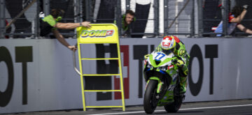 Au terme d&rsquo;une course numéro 2 stoppée sur drapeau rouge, puis relancée sur seulement six tours, le Suisse Dominique Aegerter (Kawasaki, numéro 77) se hisse de la 14ème à la 8ème place à Estoril, tandis que son coéquipier Jeremy Alcoba remporte l&rsquo;épreuve, devant Filippo Farionli (VFT Racing, Yamaha) et Valentin Debise (Eastroc ZXMoto Evan Bros), qui assure définitivement sa place de deuxième du championnat; le déjà champion Albert Arenas (AS Blu Cru, Yamaha) a dû abandonner en raison d&rsquo;un problème technique