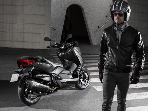 Yamaha X-MAX 400 MOMODESIGN et son casque