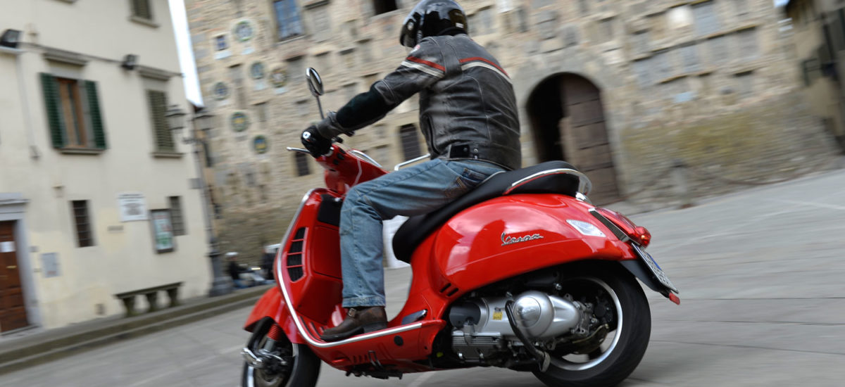 La nouvelle Vespa GTS 300 en action