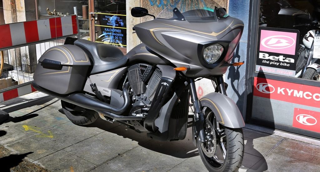 Victory Cross Country, l’anti Street Glide