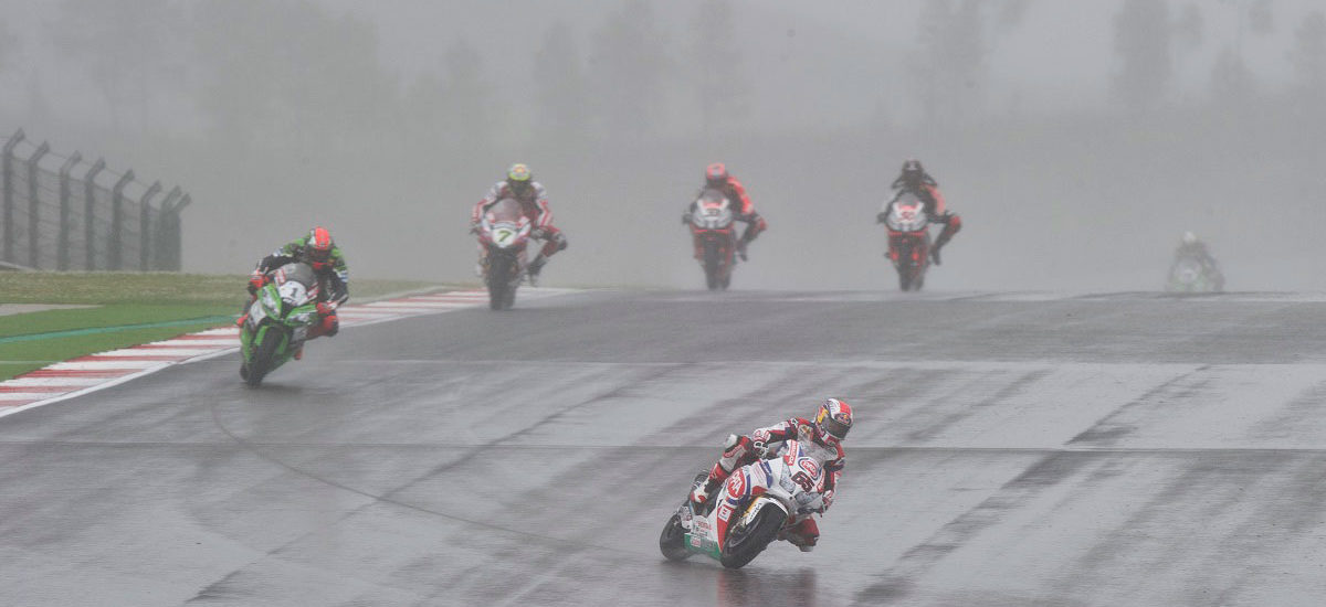 Jonathan Rea impérial sous la pluie de Portimão