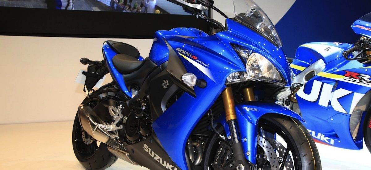 Surprise, une Suzuki de route sur base de GSX-R, avec un carénage!