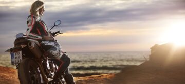 IXS renouvelle son catalogue de vêtements et de casques pour 2015