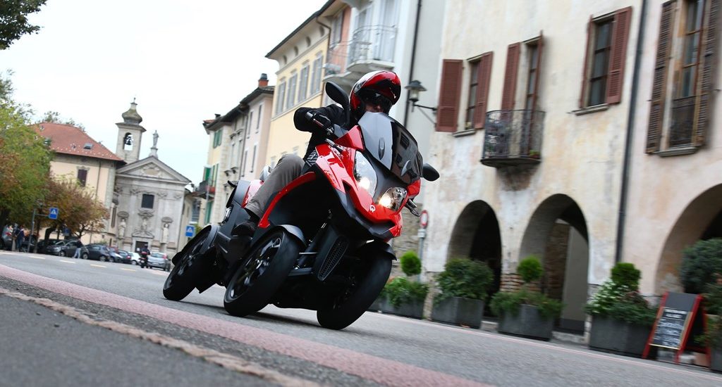 Première suisse, un « scooter » à 4 roues que l’on peut conduire avec le permis voiture