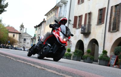 Première suisse, un « scooter » à 4 roues que l’on peut conduire avec le permis voiture :: Actu, Test motos, Tests scooters