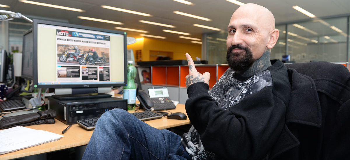 Robert LaSardo en arrêt devant actumoto