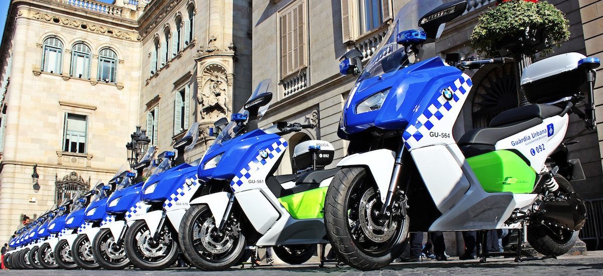 La police de Barcelone adopte des maxiscooters électriques BMW