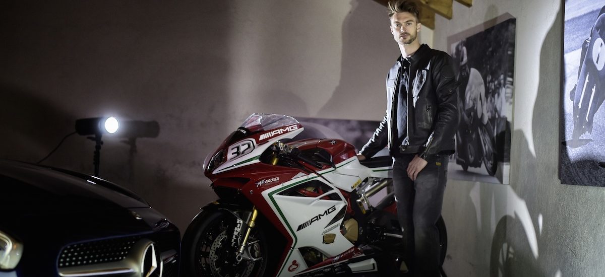 Le pilote anglais Leon Camier présente la nouvelle MV Agusta F4 RC