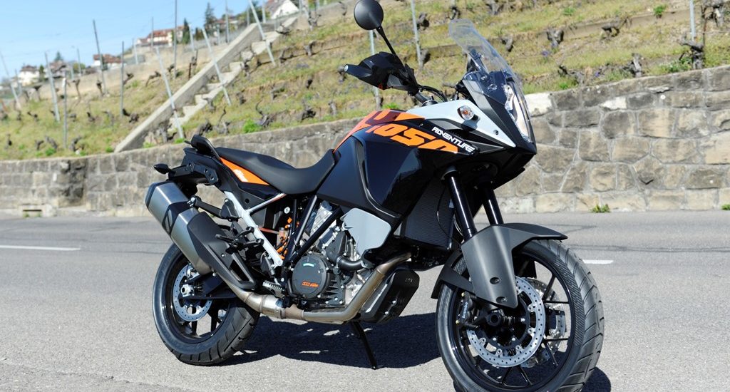 Chez KTM, on peut avoir l’Adventure plus simple, mais pas moins sportive