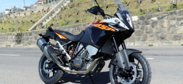 Chez KTM, on peut avoir l’Adventure plus simple, mais pas moins sportive