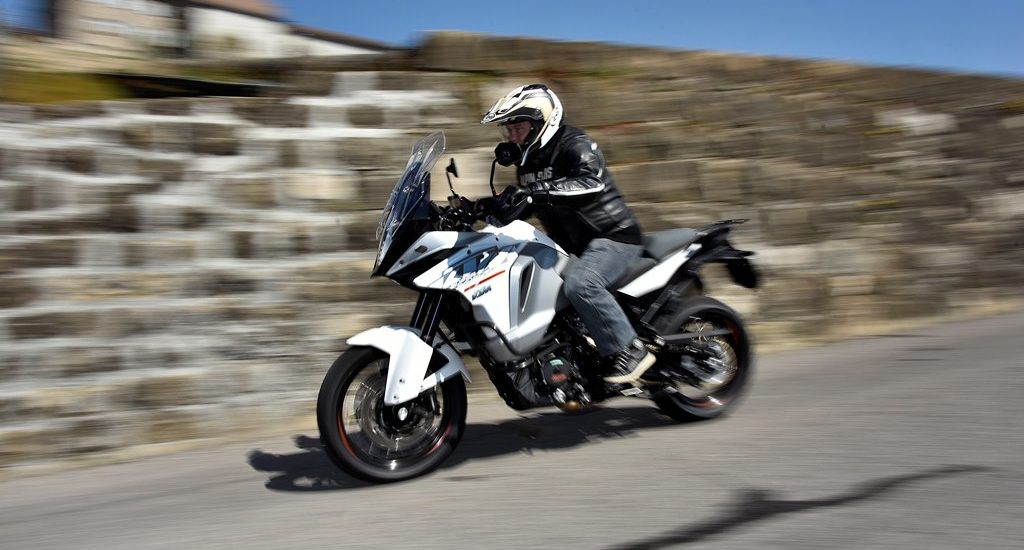 L’orange KTM bien présent sous le blanc confort de la SuperAdventure