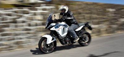 L’orange KTM bien présent sous le blanc confort de la SuperAdventure :: KTM