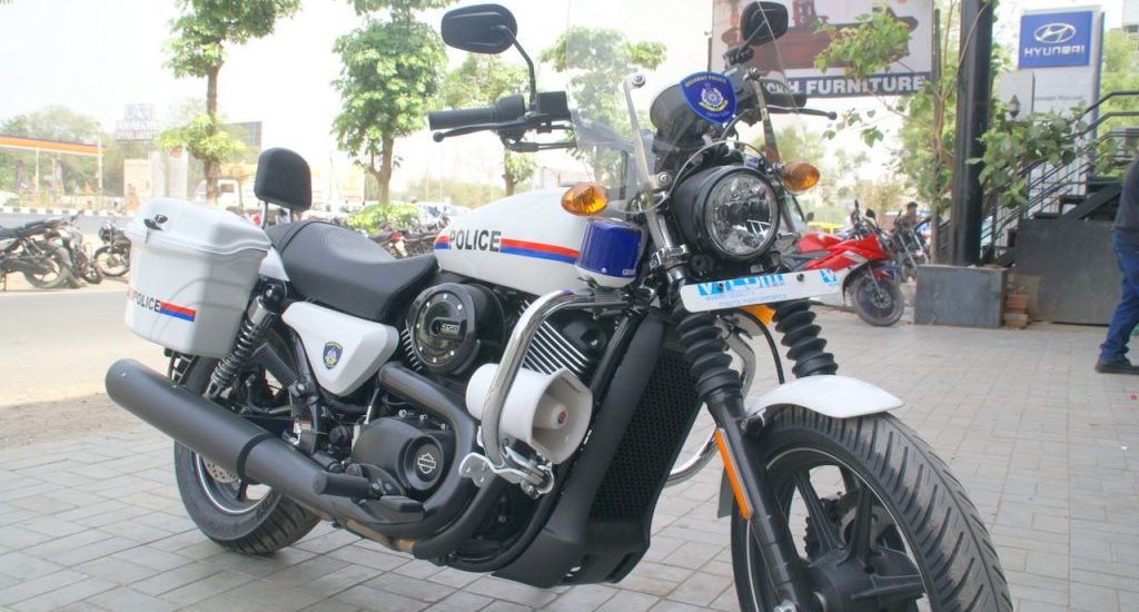 Des Harley pour la police du Gujarat, avec des cours pour éviter les accidents