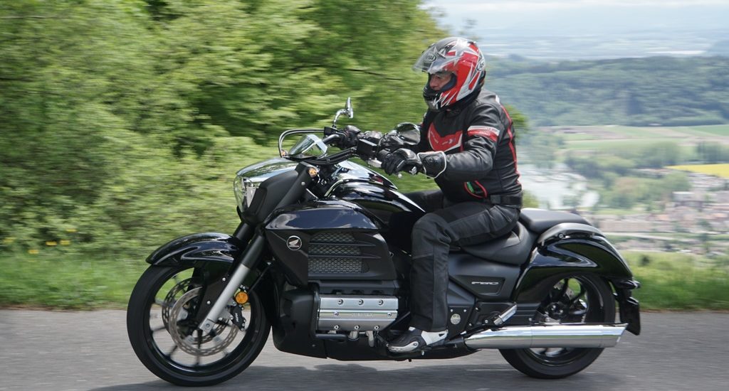 C’est une GoldWing en tenue de gym, et c’est jouissif!