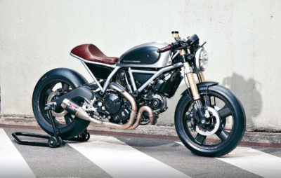 Un Scrambler Café Ducati Racer, par Holographic Hammer :: En bref