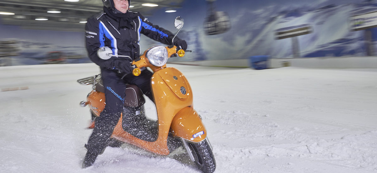 Le pneu neige pour scooter, inventé en Suisse, se perfectionne