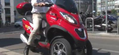 Le MP3 en scooter-sharing, mode d’emploi pour banquier milanais :: Vidéo