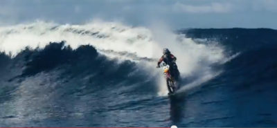Il surfe avec sa KTM de cross sur la grande vague de Tahiti :: Actu, Test motos, Vidéo