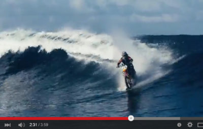 Il surfe avec sa KTM de cross sur la grande vague de Tahiti :: Actu, Test motos, Vidéo