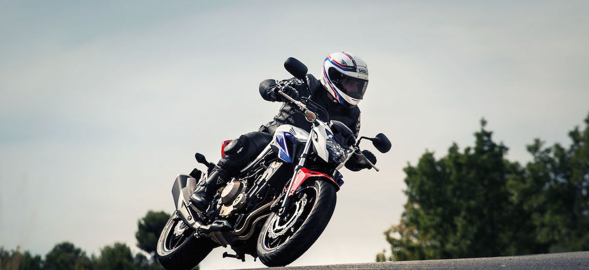 La petite Honda CB 500 F adopte un style plus nerveux