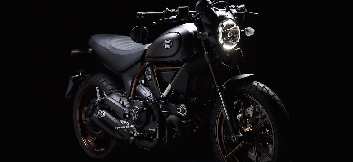 Le premier Scrambler Ducati fait avec Italia Independent est un Café Racer sombre