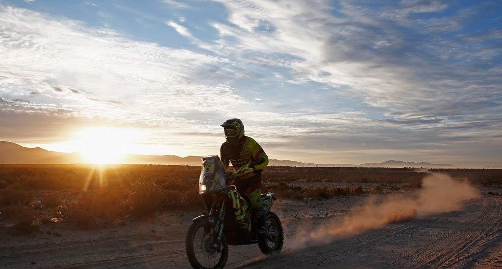 Le pilote KTM Svitko remporte la dixième étape du Dakar et talonne un autre officiel KTM au général