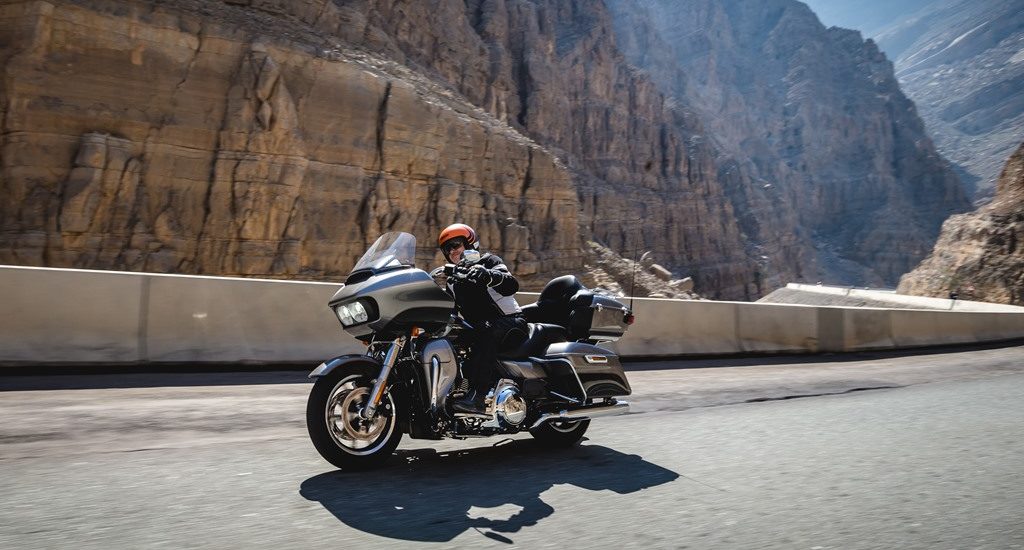 Le touring moto à la façon Harley, entre chèvres et chameaux, dans le Golfe persique